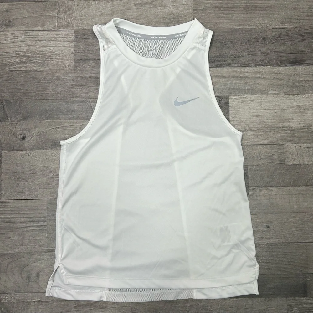 Nike women’s white